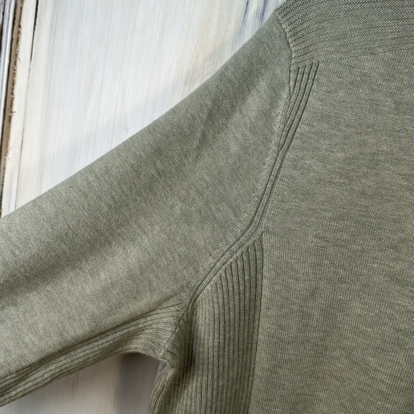 Men’s AWEARNESS By Kenneth Cole Slim Fit V Neck Long Sleeve Lightweight Sweater - Picture 4 of 8